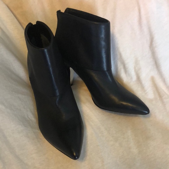 Ivanka Trump Shoes - Ivánka Trump Booties 8.5